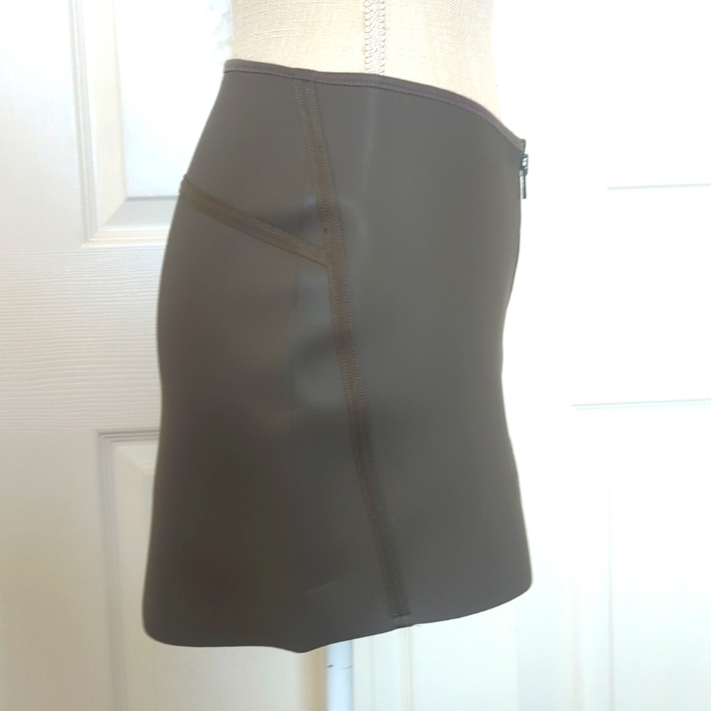 Skims Rubberized Scuba Swim Velcro Mini Skirt - Picture 6 of 9